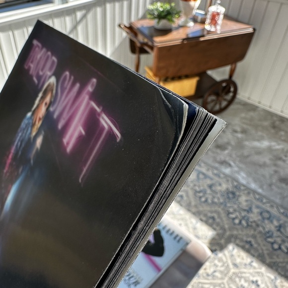 Taylor Swift 1989 tour book - Picture 3 of 3